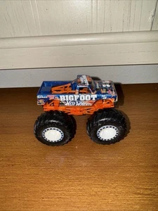 Hot Wheels Monster Jam Trucks 1:64 BIGFOOT Classic - Picture 1 of 5