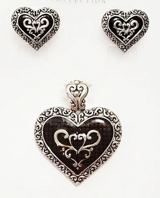 CONJUNTO DE BRINCOS DE CORAÇÃO CELTA COLAR PINGENTE PRATA E COR MARROM CHOCOLATE - Imagem 1 de 4