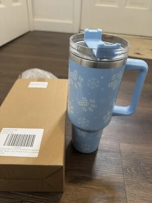 Синяя дорожная кружка с соломой новые снежинки и лапы  - Изображение 1 из 4
