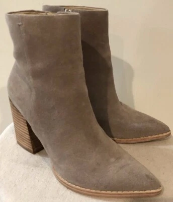 Botines al tobillo para mujer Nine West de gamuza topo "Bryson" punta puntiaguda talla occidental 8M Foto 1 de 4