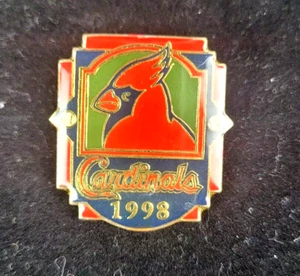 MLB 1998 St. Louis Cardinals TEAM Logo Mütze / Anstecknadel - Bild 1 von 2