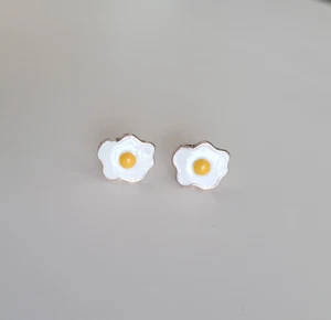 Tiny egg earrings, Sunny side up earrings, Egg stud earring, Food earrings - Picture 1 of 3
