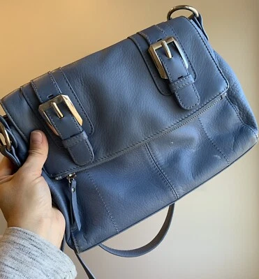 "Bolso Bandolera B. Makowsky Azul Cuero Solapa 11"" Por 7"" Con Plegable" Foto 1 de 4