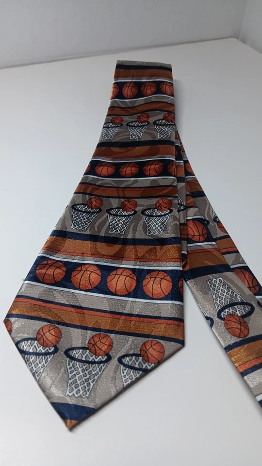 Corbata deportiva de baloncesto para hombre hecha a mano por Fratello Foto 1 de 4