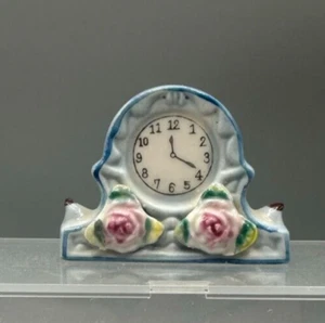 Besetztes Japan Miniatur Kamin blaue Uhr Figur handbemalt rosa Rosen - Bild 1 von 7