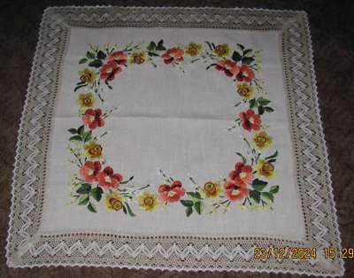 Schöne Mitteldecke-Frühling-Handarbeit-Stickerei-Blumen-Spitze-Tischdecke-Neu - Bild 1 von 4