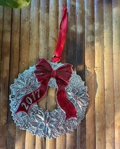 Hallmark JC Penney 2017 Cinta Roja Plateada Adorno de Navidad Corona de Acebo Floral - Imagen 1 de 12