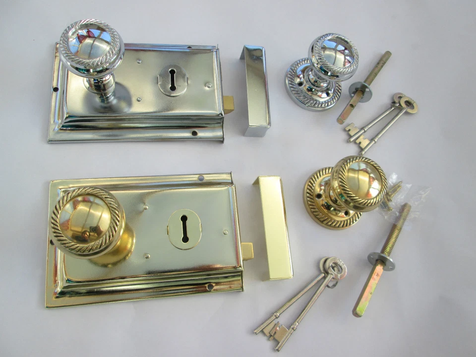 OLD ENGLISH GEORGIAN STYLE SOLID BRASS DOOR KNOB + LOCK SET HANDLES - Image 1 of 3