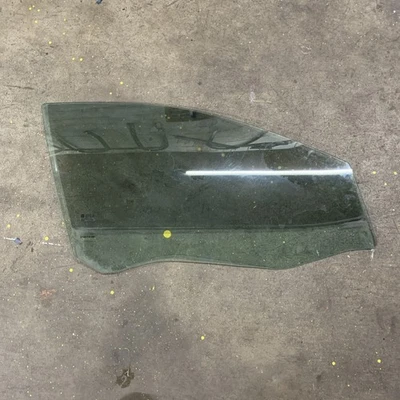 Стекло на окно пассажирской/правой передней двери для седана Pontiac G6 4-DR 2005-2010 годов выпуска - Изображение 1 из 2