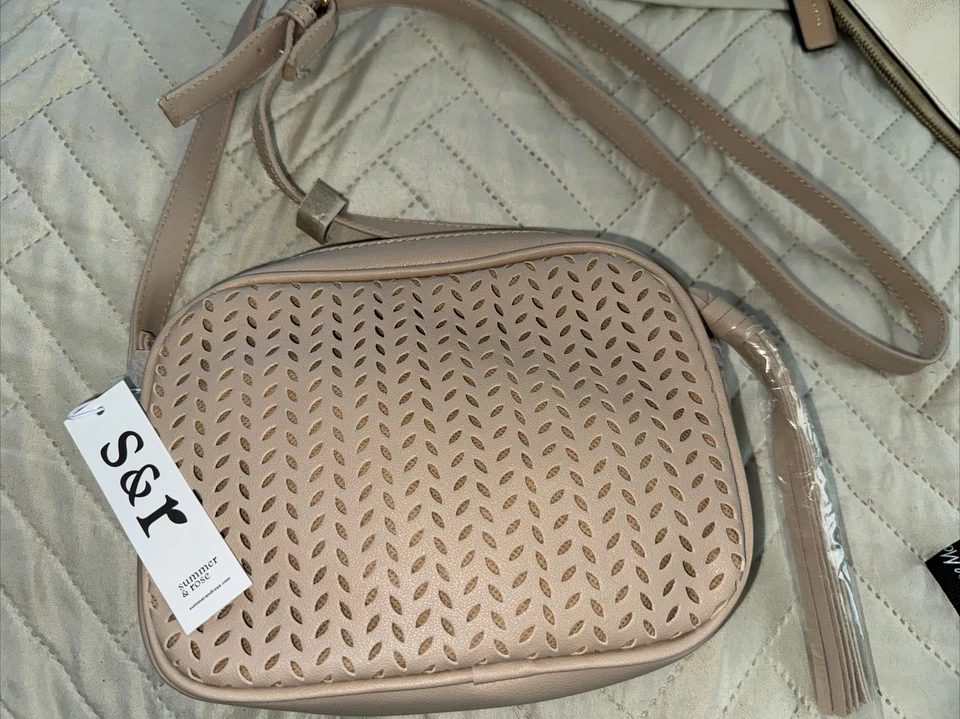 Bolso Bandolera Boho Geométrico Perforado Verano y Rosa Crema Neutro Foto 1 de 3