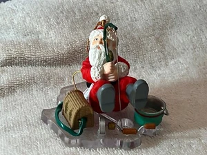 Adorno de Navidad Santa Pesca en Hielo Enganchado Santa's Best PO7771 - Imagen 1 de 6