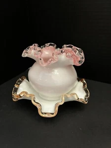 De colección Fenton rosa carcasa blanca vidrio leche crest volante superior jarrón y bandeja - Imagen 1 de 4