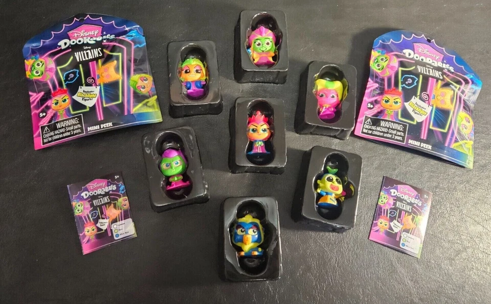 Figuras Blacklight de Villanos Doorables de Disney - ¡TÚ ELIGES! Maléfica ultra rara Foto 1 de 1
