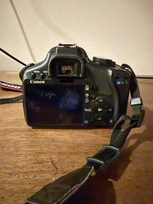 Cámara digital Canon EOS 500d/Rebel T1i 15,1 MP SLR con lente EF-S 20-80 mm Foto 1 de 2