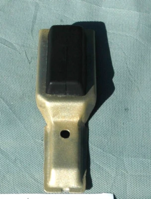 Крепление корпуса верхнего дыхательного аппарата/воздушного фильтра 1985-1993 Volvo 240 244 от оригинального производителя Volvo - Изображение 1 из 4