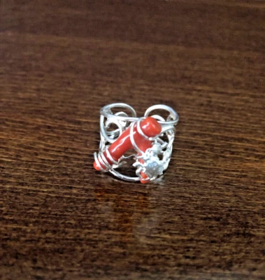 Anello "tribale" in argento 925 con rametto "imprigionato" di vero corallo rosso - Immagine 1 di 4