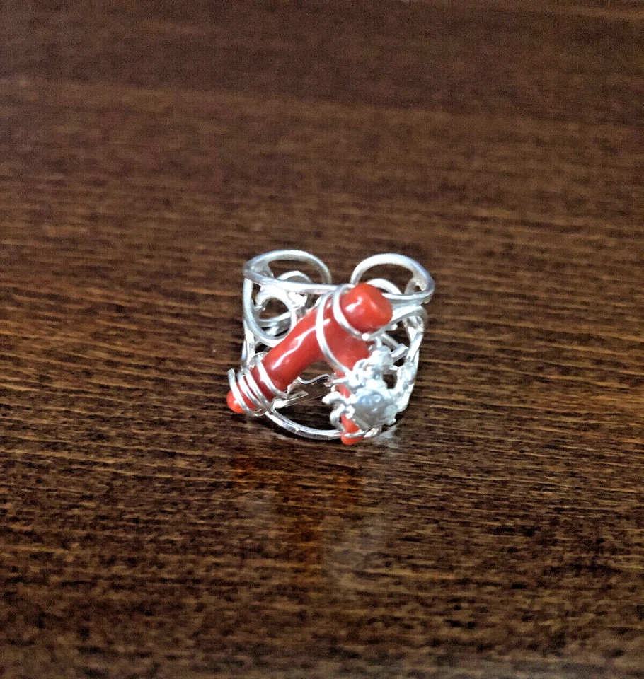 Anello "tribale" in argento 925 con rametto "imprigionato" di vero corallo rosso - Immagine 1 di 4