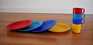Vintage Dekor Made in USA Tassen und Teller 4er Set rot, gelb, blau, lila - Bild 1 von 6