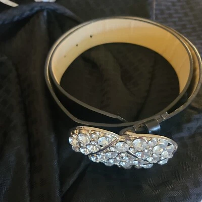 Cinturón de cuero sintético con hebilla de corazón brillante Foto 1 de 4