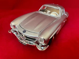 modello Mercedes Benz 300SL scala 1:18, Burago, colore argento, usato - Foto 1 di 14