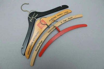 Konvolut 4 Kleiderbügel farbig Werbeaufschrift Breuninger Höffner Testorp retro - Bild 1 von 4