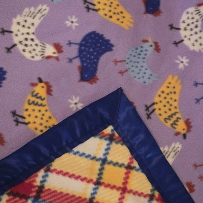 Manta hecha a mano de 2 caras de gran tamaño 60x72 pulgadas con ribete satinado a cuadros pollos usada en excelente estado  Foto 1 de 4