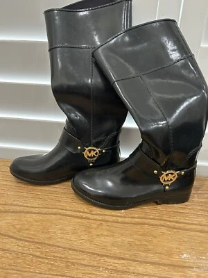 迈克高仕富尔顿骑行风格背带雨靴黑色橡胶 MK 金色徽标 — 第 1/4 张图片