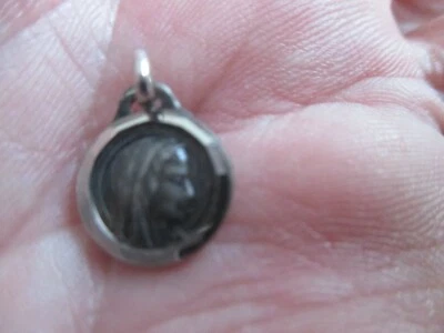 Ancienne mini médaille religieuse vierge marie nd Lourdes 12 mm 0,75 gr - Photo 1/2
