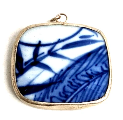 Antiguo colgante de fragmento de cerámica chino azul y blanco de la dinastía Qing de plata de ley Foto 1 de 4