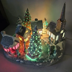 Vintage 1984 15 Stück handbemalt signiert musikalisch beleuchtetes Weihnachtsdorf 🎄  - Bild 1 von 24