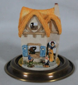 OLSZEWSKI / GOEBEL MINI GLASKUPPEL MIT GEMÜTLICHEM HÄUSCHEN SCHNEEWITTCHEN & 6 ZWERGENFIGUREN - Bild 1 von 11