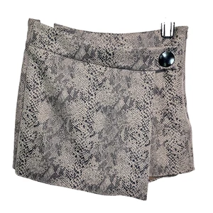 Pantalones Cortos Zara Talla Pequeña Estampado Serpiente Imitación Gamuza Asimétrico Frontal Elástico Animal - Imagen 1 de 10
