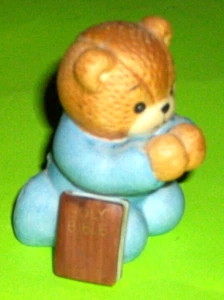 ⭐ VINTAGE ENESCO LUCY RIGG & ME BEAR BOY PRAYING WITH BIBLE FIGURE 1985⭐ - Imagen 1 de 2