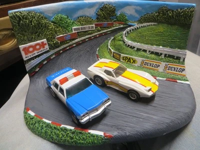 MATCHBOX POWER TRACK SLOT CARROS CARRERA Y PERSECUCIÓN CORBETA Y COCHE DE POLICÍA 1/64 - Imagen 1 de 4