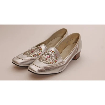 Zapatos deslizables plateados metálicos con estrás de la década de 1960 de Magdesian’s of California Foto 1 de 4