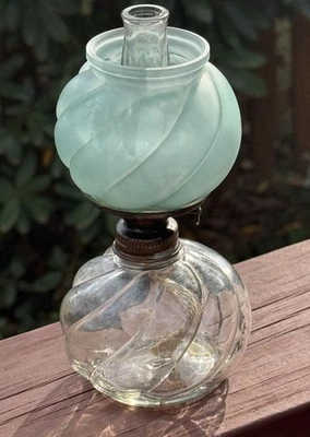 Antigua lámpara de aceite miniatura del siglo XIX azul aguamarina vidrio satinado remolino toda original Foto 1 de 4