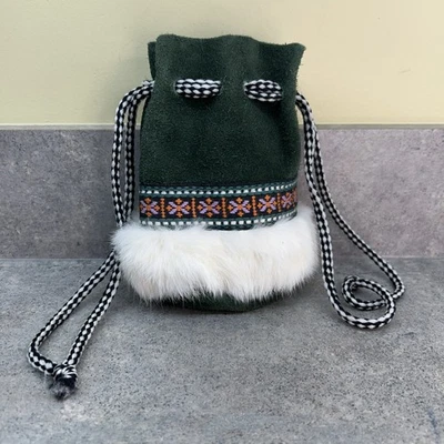 Cartera/bolsa nativa americana con cordón de gamuza verde y piel blanca Foto 1 de 4