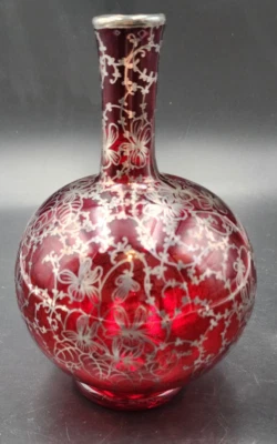 Vase Soliflore ancien en Verre rouge souffle, au Décor floral à l'Argent - Photo 1/4