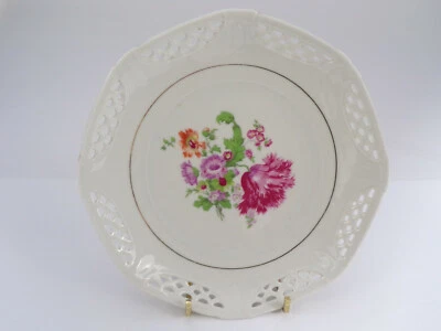 Plato decorativo vintage alemán pintado a mano blanco con flores recortes únicos 7" Foto 1 de 4