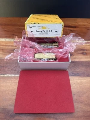 Sunset Models HO Brass 2-8-0 - ATSF/Santa Fe 825 Class - Unpainted   F.25 - Image 1 of 4