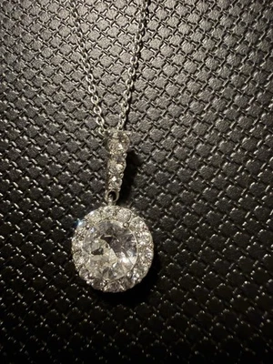 Diamonore plata de ley 2 quilates T.W. Colgante con halo de diamantes simulados Foto 1 de 4