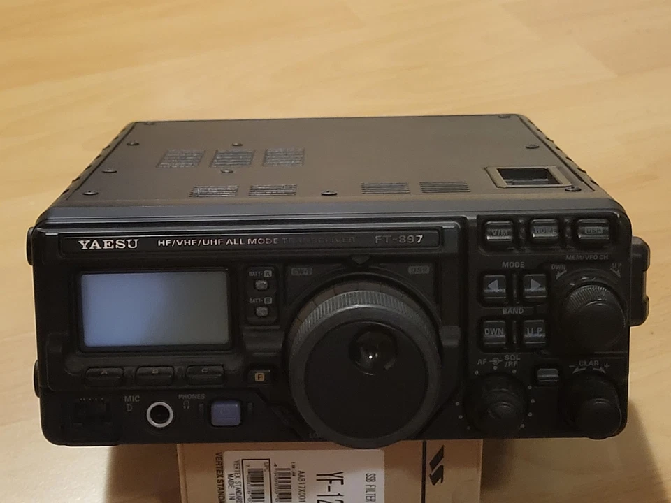 Yaesu FT-897D Tragbarer Sendeempfänger inkl. Collins SSB Filter, OVP - Bild 1 von 3
