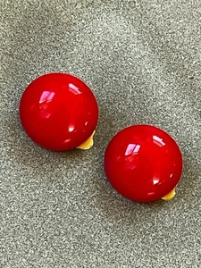 Vintage Classic Cherry Red Plastic Domed Button Clip Earrings – nearly 7/8th’s i - Picture 1 of 4