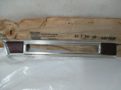 Mopar NOS 82 Dodge 400 Chry LeBaron 2-4 puertas RH FRT FNDR MLDG con RedVINInsrt 4267836 Foto 1 de 4