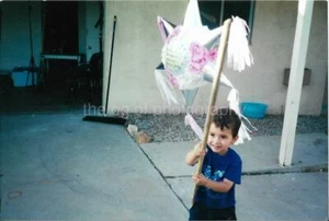 FOTOGRAFÍA ENCONTRADA Color PINATA BOY Instantánea Original DE COLECCIÓN JD 110 25 P - Imagen 1 de 1