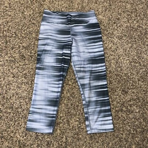 Nike Women's Dri-Fit LEGEND 2.0 SWIFT Crop Capri Leggings Size Small Pants - Picture 1 of 7