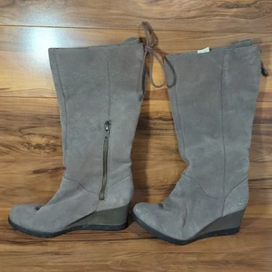 Botas altas UGG de gamuza Dawna con cremallera lateral para mujer talla 7 marrón cuña 1017429 - Imagen 1 de 15