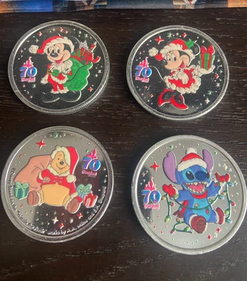 Disneyland 70 Aniversario JUEGO DE 4 Monedas de Colores Medallones Vacaciones de Navidad Foto 1 de 4