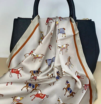 Pañuelo cuadrado de satén envolvente 26,5 x 26,5 pulgadas Foto 1 de 4