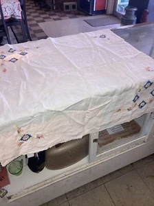 Small vintage tablecloth with embroidery - Picture 1 of 9